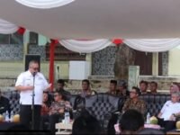 Bupati Marwan Hamami sesaat menyerahkan sertifikat redistribusi kepada warga di Pajampangan, Kabupaten Sukabumi. (istimewa)