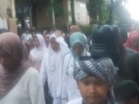 Penampakan manusia hijau menyemarakan peringatan isra mikraj di Desa Sukasari, Kabupaten Sukabumi. (Istimewa)