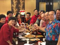 Ilustrasi makan malam keluarga Tionghoa saat Imlek