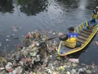 Sekda Jabar Herman Suryatman melakukan monitoring pembersihan sampah di kawasan Oxbow Cicukang. (Istimewa)