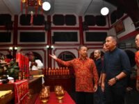 Bey Machmudin bersama jajaran Forkopimda, meninjau sejumlah vihara di Kota Bandung. (istimewa)
