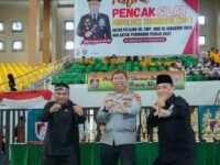 Gaya Ketua DPRD Sukabumi Budi Azhar bersama Kapolres Sukabumi AKBP Samian, usai pembukaan Festival Pencak Silat Kapolres Sukabumi CUP I 2025. (Dwika Raya)