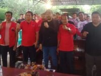 Pipik Taufik Ismail (empat kiri) usai sosialisasi Perda Desa di Desa Wanakerta Kecamatan Cibungur Kabupaten Purwakarta. (Davi Alvaro)