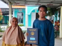 Cicih usai mengambil ijazah putranya tampak senang karena tanpa biaya. (Davi Alvaro/Mediaseruni)