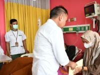 Bey Machmudin menyerahkan santunan korban kecelakaan gerbang tol ciawi. (Istimewa)