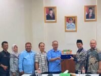 Kunjungan ini dipimpin langsung oleh Ketua Komisi I, Iwan Ridwan, M.Pd, bersama enam anggota lainnya.