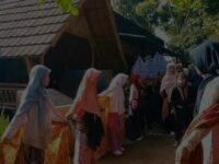 Siswa SD Alam Sacita saat menyambut Ketua Yayasan, Kepala Sekolah, Orang Tua, dan Tamu Undangan Pada Festival Budaya Sunda