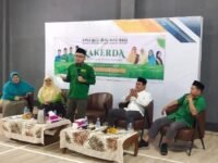 Ketua Umum PW PUI Jawa Barat, K.H. Iman Budiman (sedang memegang mikrofon) saat menyampaikan arahan pada Rakerda PD PUI KBB