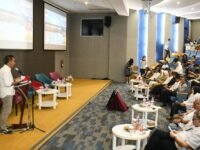 Penjabat Gubernur Jabar Bey Machmudin bertemu para eksportir dalam acara 'Ghatering Eksportir Jabar' di Mandiri University Campus Bandung. (istimewa)