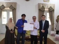 Sekda Ade Suryaman secara seremoni melepas tujuh mahasiswa penerima beasiswa University of Gyeongnam Namhae, Korea Selatan. (istimewa)