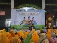 Jama'ah yang didominasi kaum Ibu-Ibu antusias mengikuti Tabligh Akbar yang digelar oleh Keluarga Besar PUI Kabupaten Bandung Barat dalam rangka menyambut Bulan Suci Ramadan