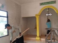 Warga Dusun Pasir Ela RT 19/05, Darawolong, Purwasari, gotong royong merenovasi Musala Al-Ikhlas. (Davi Alvaro/Mediaseruni)