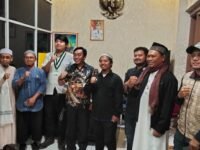 Forum Silaturahmi Umat Islam (FSUI) Karawang foto bersama usai audiensi dengan Pemkab Karawang. (Davi Alvaro/Mediaseruni)