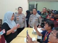 Kapolsek Purwasari Iptu Nana Juhana mengawal distribusi Penyaluran Bantuan Pangan Non-Tunai. (Davi Alvaro/Mediaseruni)