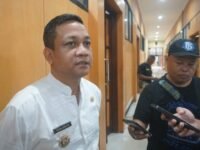 Wali Kota Pekalongan HA Afzan Arslan Djunaid memberi keterangan pers terkait rencananya menormalisasi Sungai Bremi - Meduri. (Aidin/Mediaseruni)