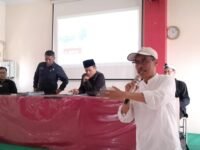 Wartawan Senior N. Hartono memberikan pembekalan tentang Undang Undang Pers. (Mediaseruni)