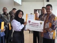 Bupati Sukabumi Asep Japar memberikan penghargaan kepada peserta terbaik. (Istimewa)