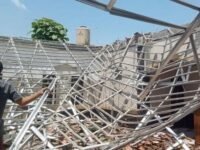 Kerangka Masjid Al-Arsy yang ambruk pasca hujan deras dan angin kencang yang menerjang daerah tersebut dalam beberapa hari terakhir. (istimewa)