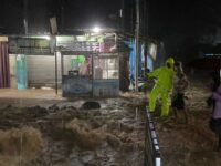 Foto: Petugas melakukan evakuasi di lokasi longsor di Kabupaten Sukabumi. (Istimewa)