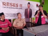 Foto: Anggota DPRD Jabar Pipik Taufik Ismail alias Kang Pipik menerima aspirasi warga Desa Linggarsari, Karawang, dalam resesnya. (Davi Alvaro/Mediaseruni)