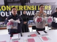 Polda Jabar memperlihatkan sejumlah barang bukti kejahatan jaringan prostitusi online di Bandung Barat. (Istimewa)