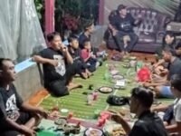 Buka puasa bersama peternak Karawang yang tergabung dalam Himpunan Peternak Domba Kambing Indonesia, di Kamdang Agus Raden. (Davi Alvaro/Mediaseruni)