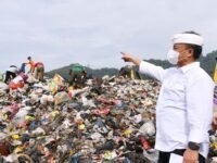 Foto: Sekda Herman Suryatman meninjau longsor sampah di TPA Sarimukti, Bandung Barat. (Istimewa)