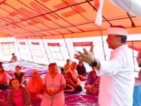 Foto: Sesaat serah terima bantuan Sekda Jabar Herman Suryatman mengunjungi warga pengungsi. (Istimewa)