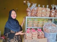Foto: Ade Rusmiati, pedangan kuliner asal Dusun Ciketing, mengungkapkan kesulitan mendapat permodalan untuk usaha yang dijalaninya. (Davi Alvaro)