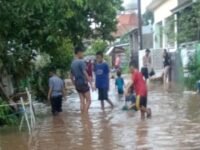 Banjir di Kampung Baru Desa Pasir Talaga Kecamatan Telagasari, Karawang. terjadi akibat drainase buruk. (Davi Alvaro)