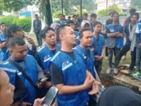 Koordinator aksi kurir PT Lastana Express Logistik, Astrianto, menuntut perusahaan mengeluarkan Bantuan Hari Raya. (Davi Alvaro/Mediaseruni)