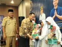 Anggota DPRD Karawang H..Erick Kusumah bersama Wabup H. Maslani menyerahkan santunan kepada anak yatim. (Davi Alvaro/Mediaseruni)