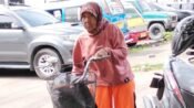 Enah, petugas kebersihan Pemkab Karawang mengaku belum mendapatkan gaji. (Davi Alvaro/Mediaseruni)