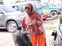 Enah, petugas kebersihan Pemkab Karawang mengaku belum mendapatkan gaji. (Davi Alvaro/Mediaseruni)