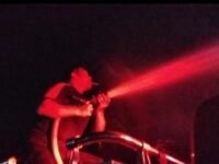 Aksi petugas damkar memadamkan api yang membakar rumah Yadi, warga Dusun Bakan Ngantai. (Davi Alvaro/Mediaseruni)