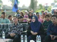 H. Erick Heryawan Kusumah (kiri) sesaat pemberian santuan anak yatim piatu dan jompo. (Davi Alvaro/Mediaseruni)
