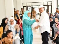 Sekretaris Daerah Provinsi Jawa Barat Herman Suryatman bersama warga rusunawa di Apartemen Transit Rancaekek, Kabupaten Bandung. (Istimewa)