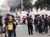 Massa aksi masih di luar gerbang masuk DPRD Karawang sebelum merangsek masuk setelah merubuhkan gerbang. (Davi Alvaro)