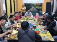 Diskusi antara Anggota DPRD Karawang H. Erick Heryawan Kusumah, SE dan jurnalis Karawang berlangsung hangat. (Davi Alvaro/Mediaseruni)