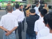 Om Zein melepas pelajarnya ke barak militer