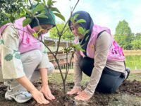PLN UPT Bekasi tanam pohon