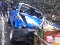 bangkai sedan setelah menabrak gerobak bakso