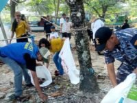 Bersihkan pantai ujunggenteng