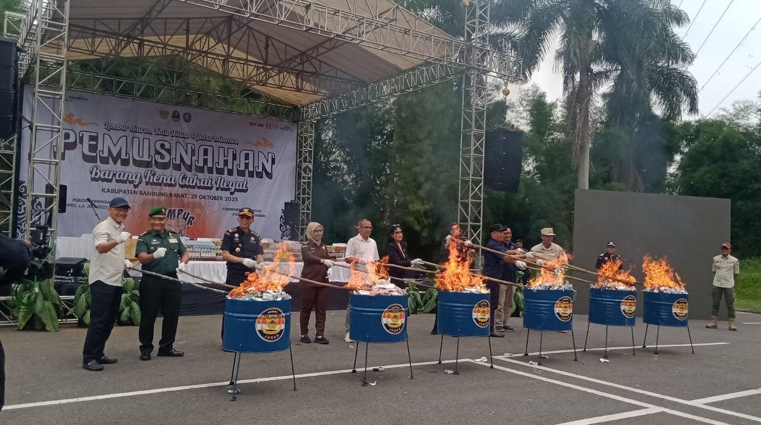 Bea Cukai dan Pemprov Jabar Musnahkan Rokok Ilegal Senilai Rp 10 Miliar 1 IMG 20251029 WA0105