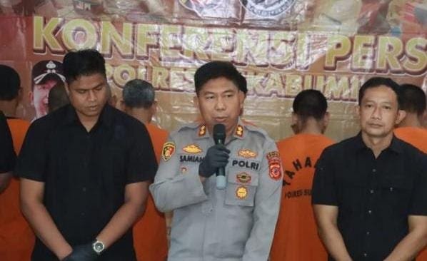 Polres Sukabumi Ringkus Lima Pengedar Senpi Ilegal, 6 Butir Peluru dan Truk Ikut Diamankan 1 Kapolres Sukabumi AKBP Samian memberi keterangan pers