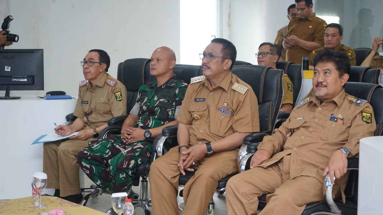 Bupati Asep Japar Bersama Sekda dan Forkopimda Rapat koordinasi Virtual Pengendalian Inflasi 1 asep japar rapat kordinasi virtual