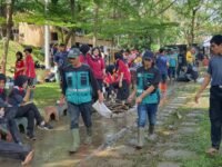 komunitas lingkungan gotong royong bersihkan sampah