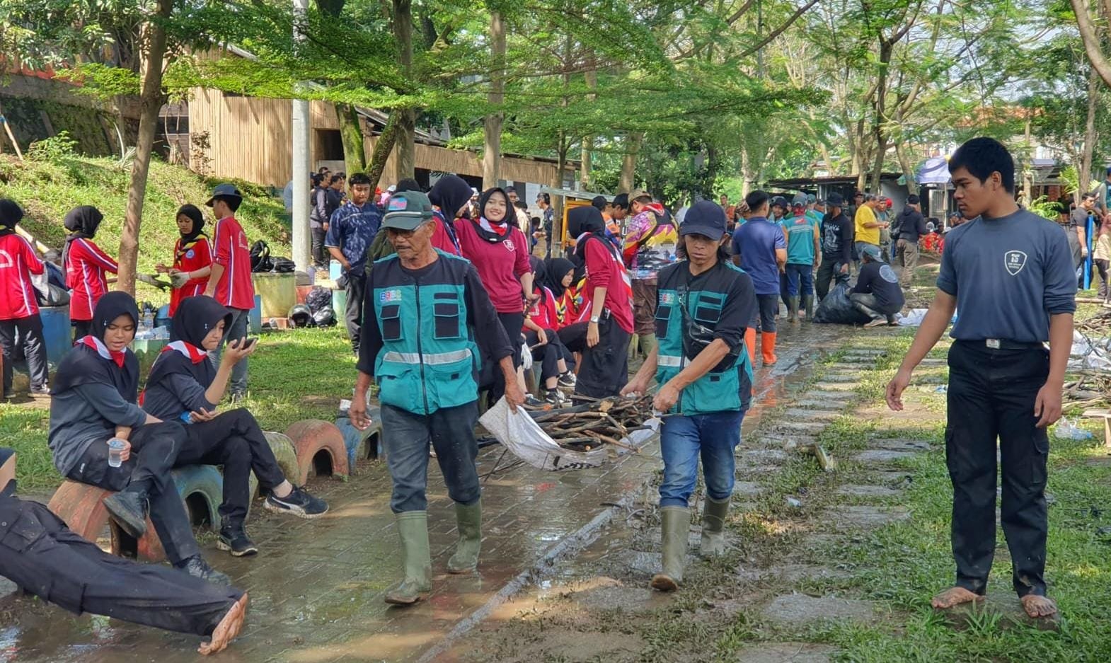 Ajak Warga Jaga Sungai Satgas Citarum Harum Gotong Royong Bersihkan Oxbow Bojongsoang 1 komunitas lingkungan gotong royong bersihkan sampah