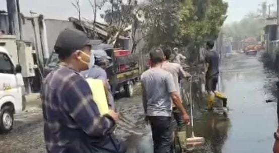 Oli Bekas Milik PT DAS Mengalir ke Saluran Air Warga Kampung Kaceot Pasca Kebakaran 1 oli bekas mengalir ke saluran air