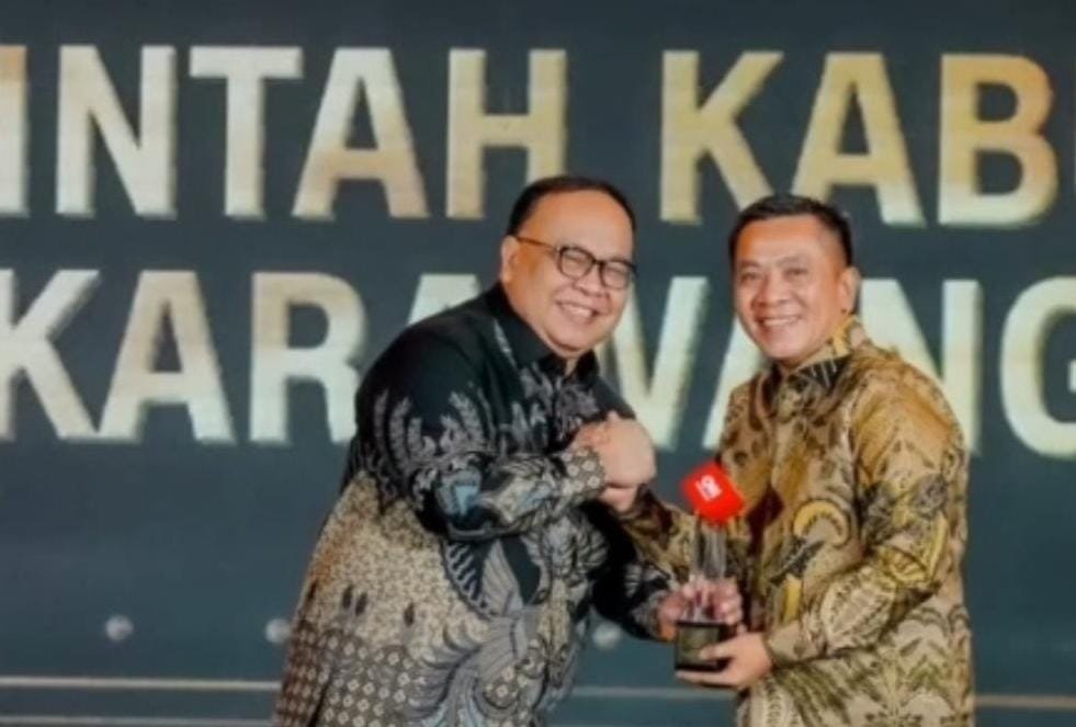 Pemkab Karawang Raih Penghargaan Nasional CNN Indonesia Awards 2025 1 Bupati Karawang H Aep Syaepuloh menerima penghargaan